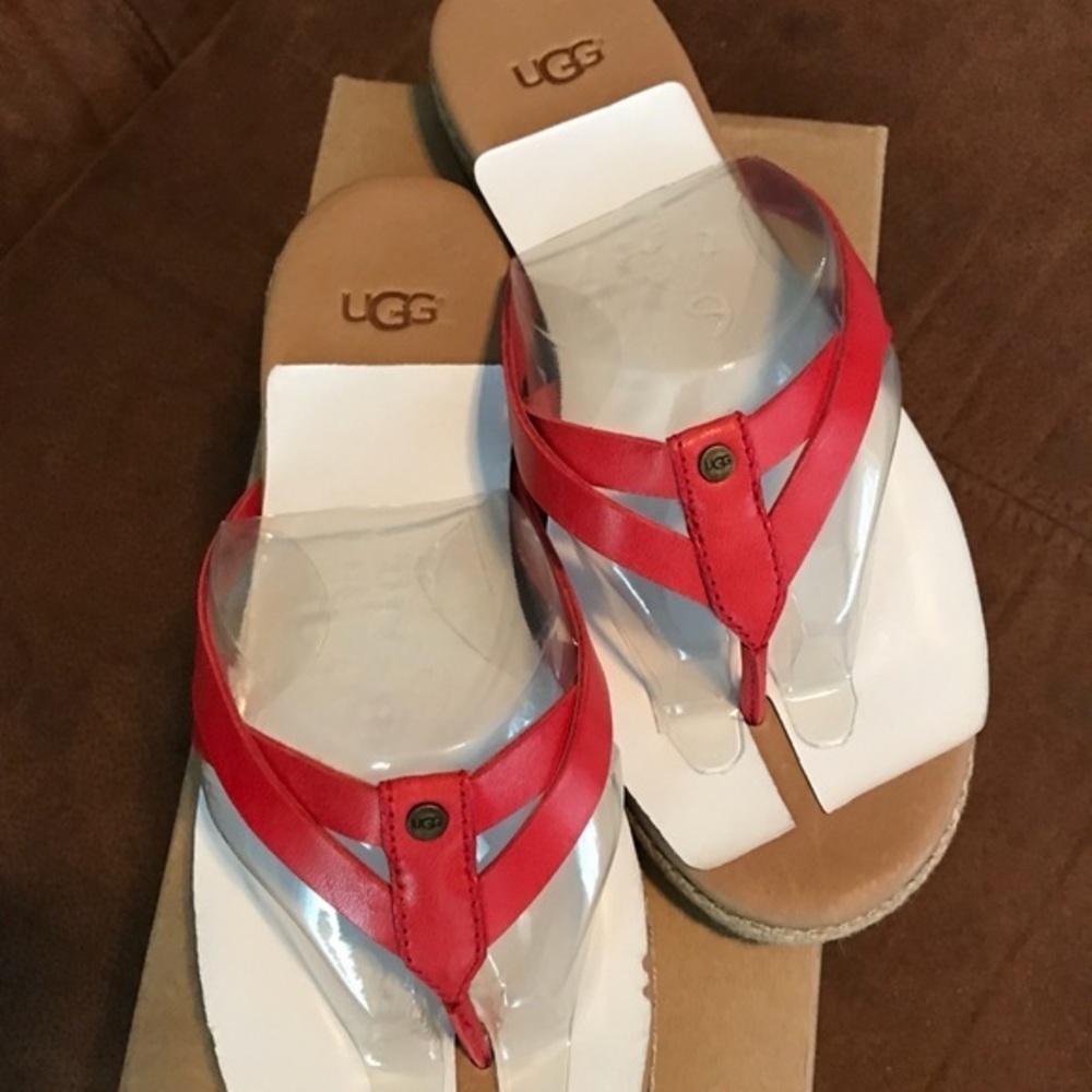 NWB UGG Red Cushioned Thong Sandals 6M